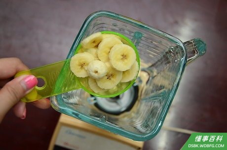 Step 1 把1/3的香蕉放进搅拌机或食物处理机。
