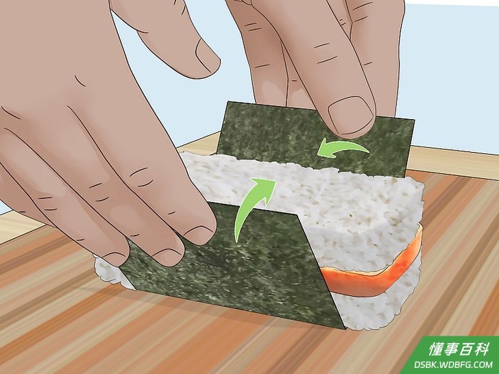Step 6 把海苔的两侧折叠起来。
