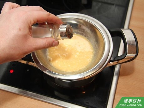 Step 5 加入适量的盐和黑胡椒粉。