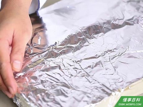 Step 5 用铝箔盖住烤盘，形成帐篷形状。