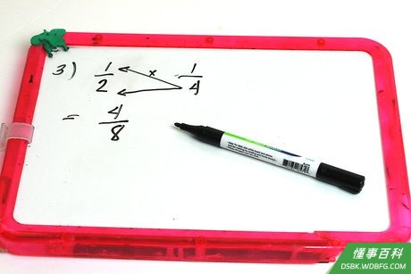 Step 3 将第二个分数的分母分别与第一个分数的分子、分母相乘。