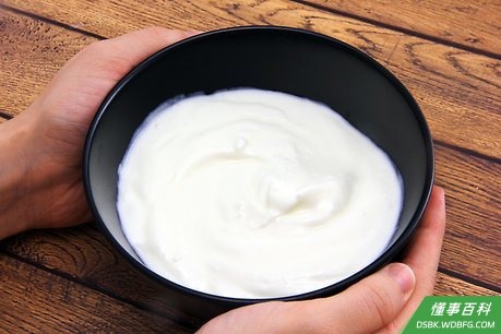 Step 1 提前几小时从冰箱里拿出淡奶油。