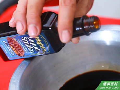 Step 2 将制作腌汁的所有配料混合，放入一个容易倾倒的容器中。