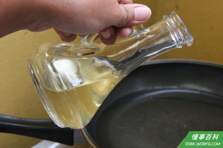 Step 5 在一只大的平底锅里将食用油加热，或者将烤箱预热到176摄氏度。