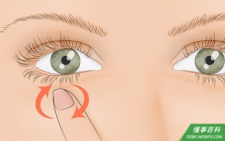Step 2 用中指轻轻地绕着圈按摩下眼睑。