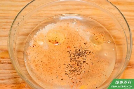 Step 4 加入油及调味品。