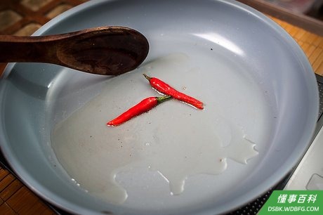 Step 2 煸炒辣椒。