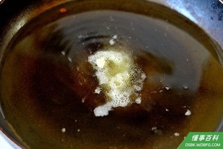 Step 10 在厚实的大铁锅或油炸锅里倒入植物油,烧至185℃。