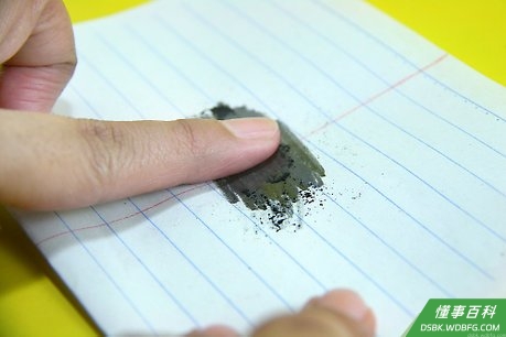 Step 2 用手指沾取石墨涂到皮肤上。