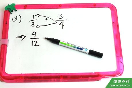 Step 3 将第二个分数的分母分别与第一个分数的分子、分母相乘。