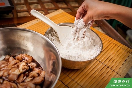 Step 5 给鸡涂料。