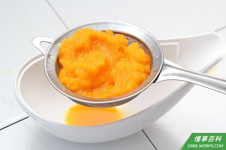 Step 6 通过用细孔过滤器把所有固体都搅碎，再把食品过滤去渣。