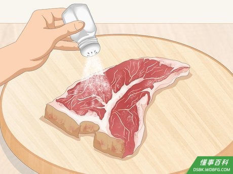 Step 4 给牛排加调味料。