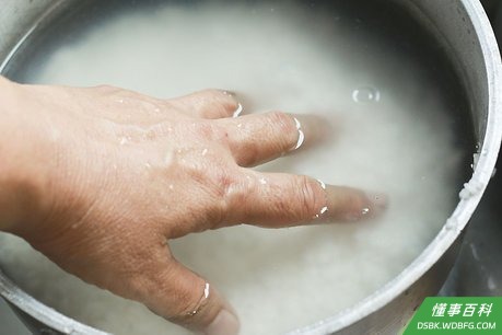 Step 2 关火，用冷水洗锅中的米。