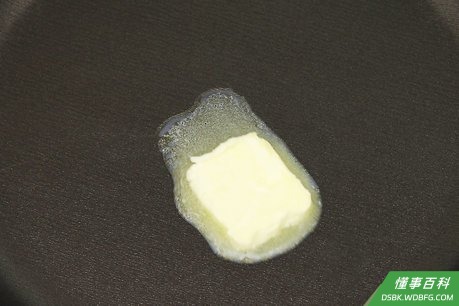 Step 1 用中低火加热平底锅，在锅底抹上一层黄油。