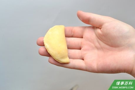 Step 3 把意大利饺馅料包进来。