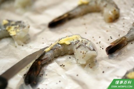 Step 5 融化黄油或橄榄油，还可以加入盐、黑胡椒粉、大蒜粉和其他任何虾调味料。