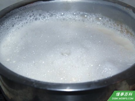 Step 7 将豆奶煮10分钟。