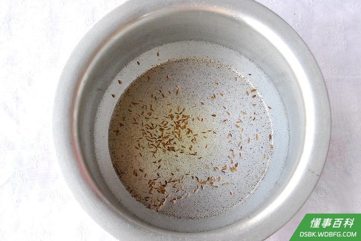 Step 2 炒茴香籽。