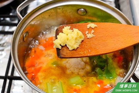 Step 2 现在一边把原材料、姜片和其他任何想加入的配料放进去,一边搅拌。