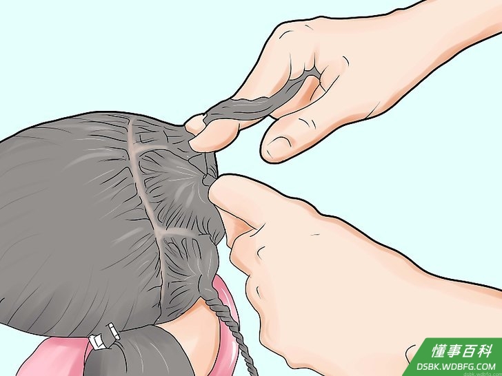 Step 5 将每股已经扭成圈状的头发编织在一起。