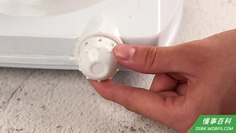 Step 4 把炉子调到中火，搅拌草莓和果胶混合物，要不停地搅拌，这样就不会沸出来。
