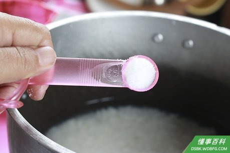 Step 3 加1/2茶匙盐进锅里。