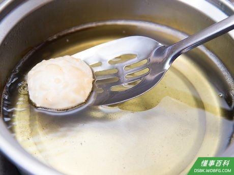 Step 8 热油,准备炸面包。