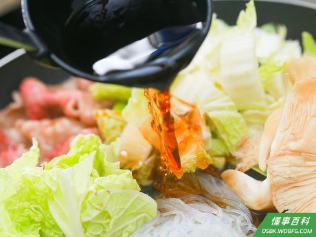Step 7 将剩下的寿喜锅酱料倒入锅中,盖上锅盖,小火慢炖。