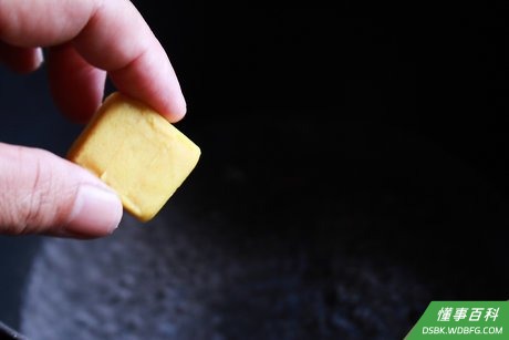 Step 2 将水或牛肉高汤倒入锅里,再加入调味料。
