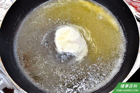 Step 4 在大煎锅中用中火溶化1 1/2碗的黄油需要1分钟。