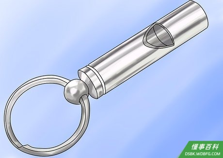 Step 1 利用狗哨让狗安静下来。
