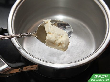 Step 1 把黄油放入厚底奶锅里。