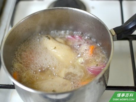 Step 4 煮鸡直到炖好为止。