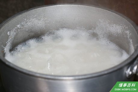 Step 2 用中火将其煮沸。