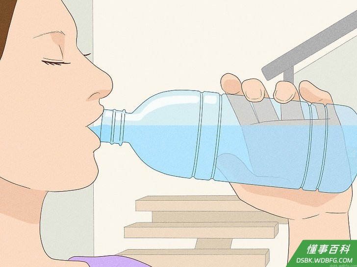 Step 1 天然纤维制成的浅色衣服能更好地排汗，让你时刻保持凉爽。