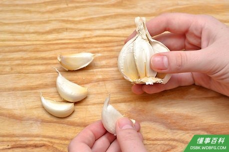 Step 5 剥去蒜的外皮，然后扒成瓣，去皮。