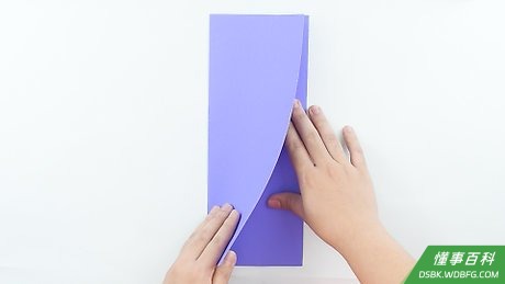 Step 1 将21.5 cm. x 28 cm的纸从上往下对折。