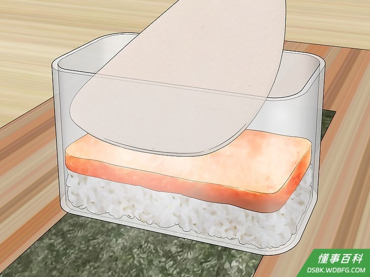 Step 3 把一片午餐肉放在米饭上面。