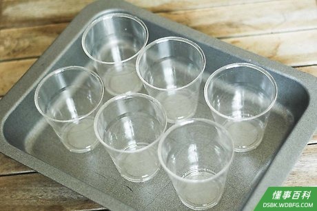 Step 3 在托盘里摆放好透明的塑料杯。