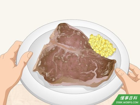 Step 4 检查牛排并摆盘上桌。