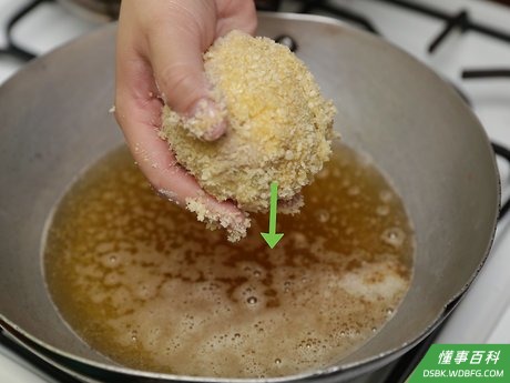 Step 8 放进热油中炸。
