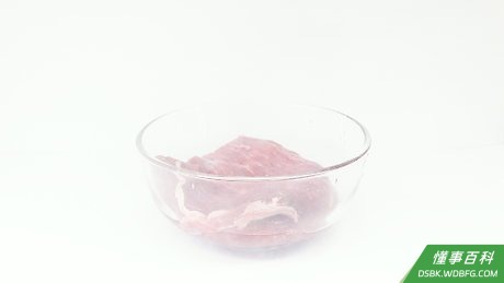 Step 1 把肉放冰箱冷藏室里解冻2天。