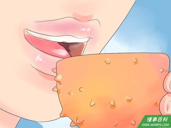 Step 1 将半边果实拿到嘴边。
