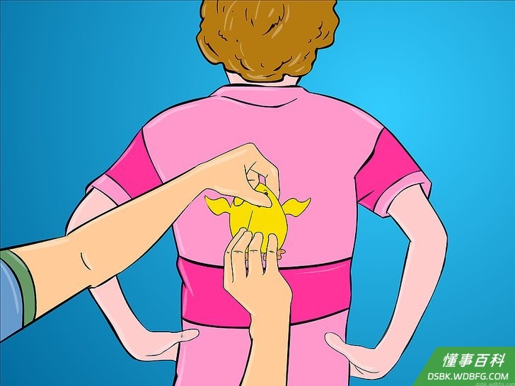 Step 2 当孩子们到了门口,把一只小毛绒玩具别在孩子的后背上,不让他们看到。