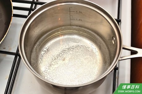 Step 1 将蒸锅的底部注满水、肉汤或料酒，煮沸。