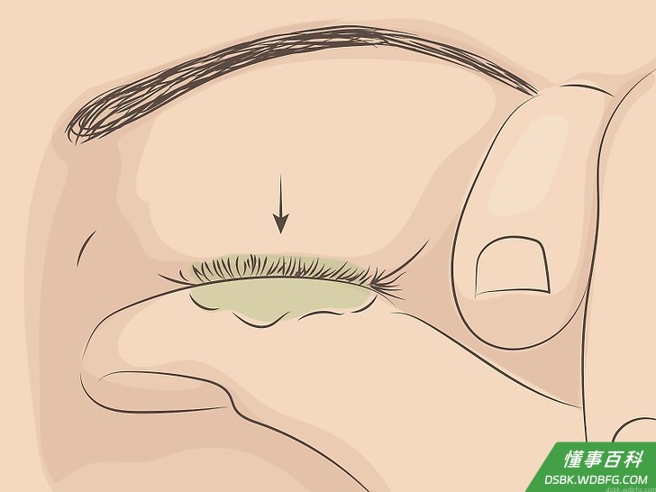 Step 2 将大拇指贴在上睫毛根部，轻轻地闭上眼睛。