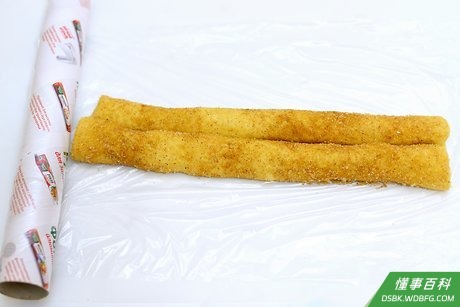 Step 8 用保鲜膜把酥皮卷包起来,放进冰箱冷藏15分钟。